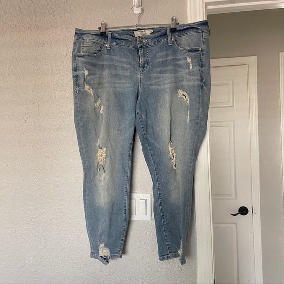 TORRID Casual Distressed Denim Capri Jeans 18R - Picture 2 of 10